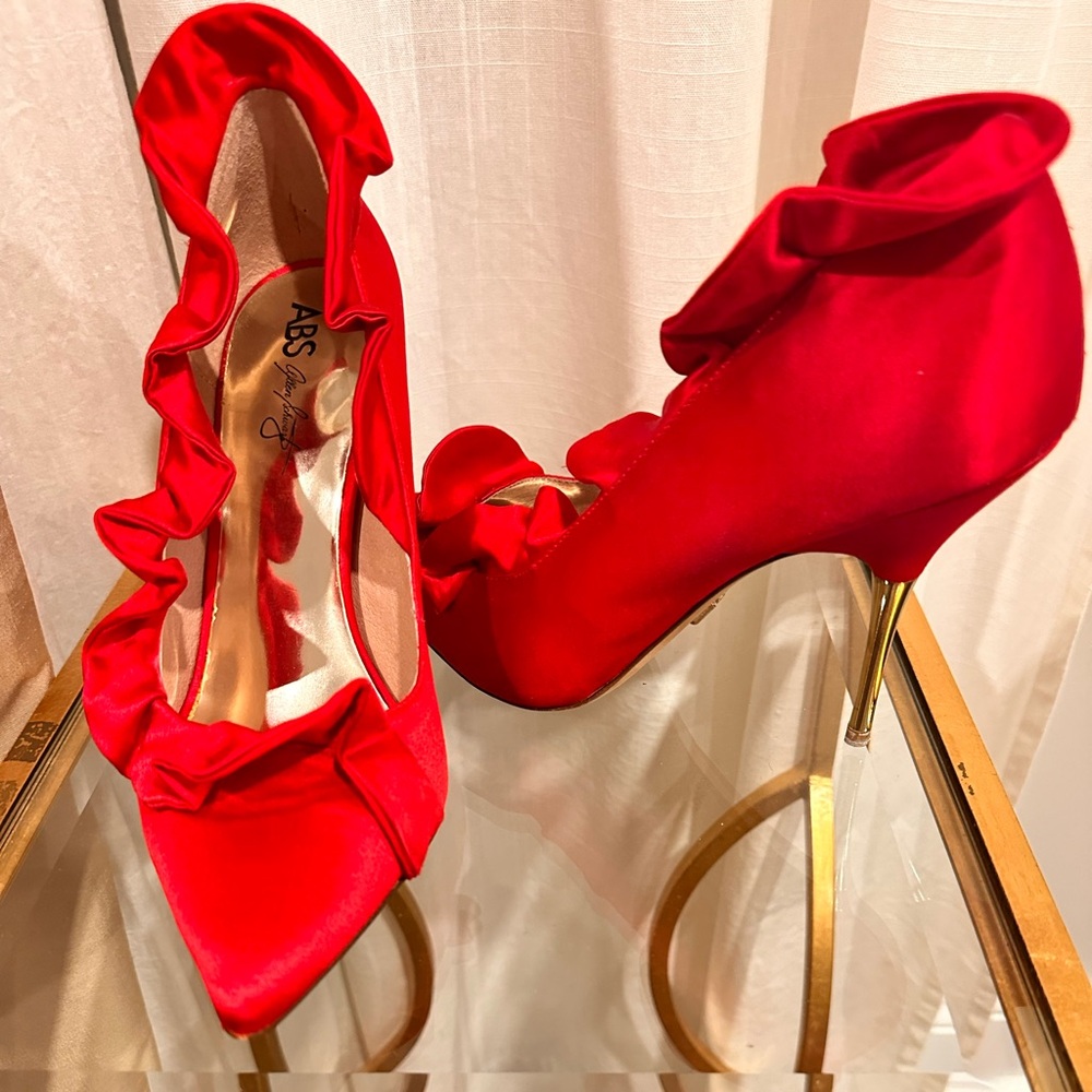 Gorgeous satin red pump!